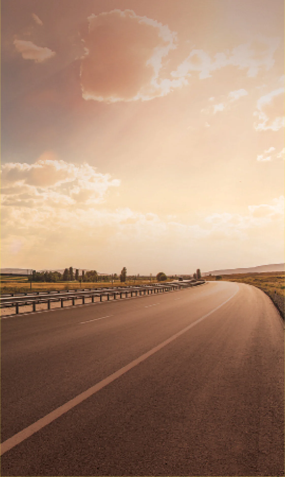 Rodovia com um céu ao por do sol ao fundo.